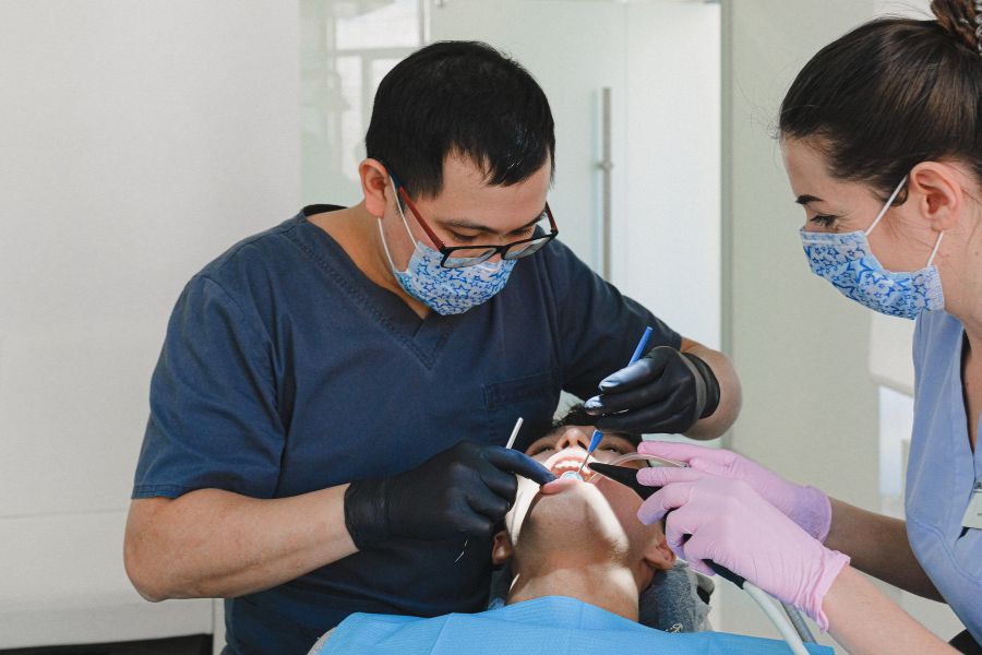 Tiến hành ghép xương hàm