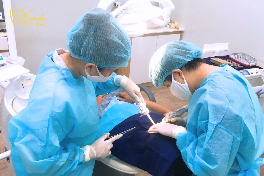 Bác sĩ thực hiện quy trình phẫu thuật cấy ghép Implant trong điều kiện vô khuẩn nghiêm ngặt