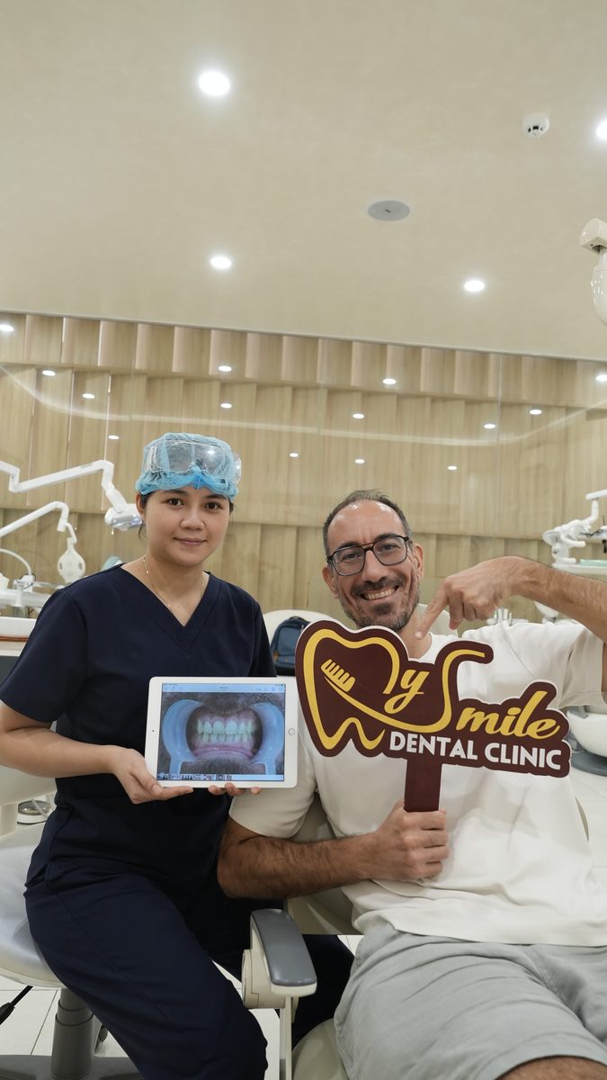 Bác sĩ và khách hàng cấy ghép răng Implant
