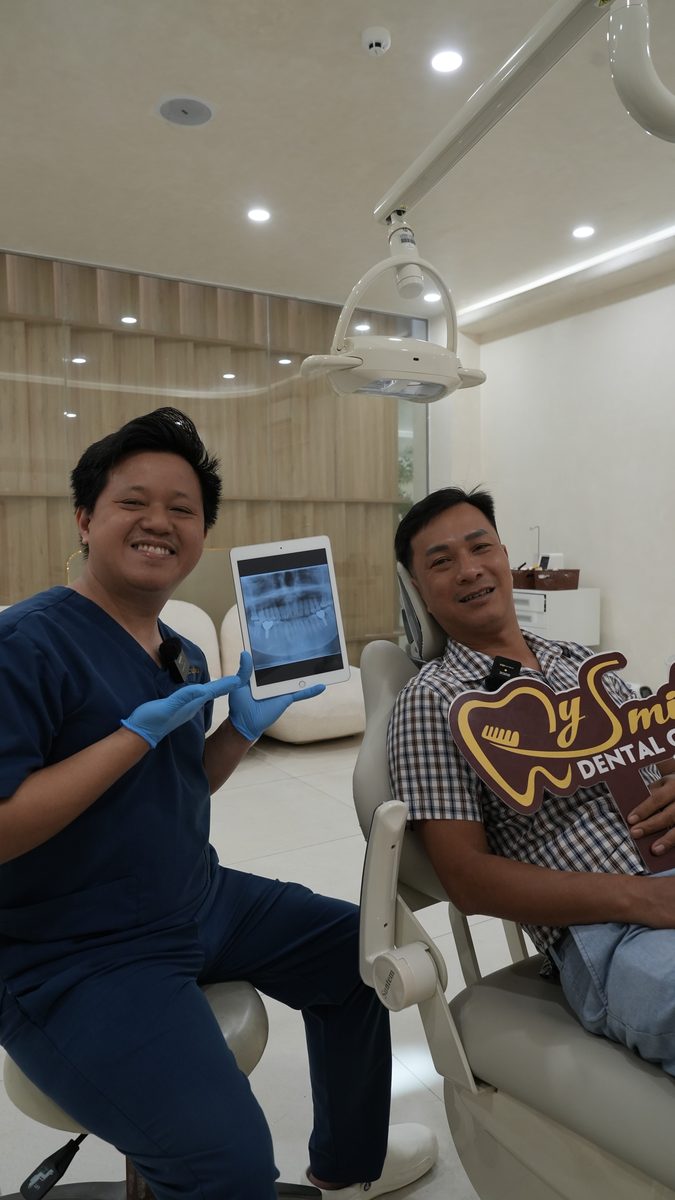 Khách hàng phục hồi răng Implant cùng BS Cường
