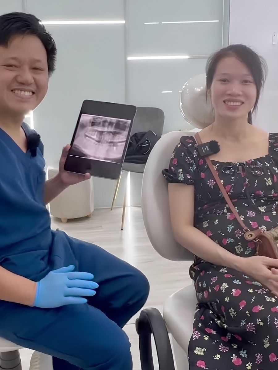 Nụ cười tự tin và sự hài lòng của khách hàng sau khi hoàn tất hành trình trồng răng Implant Đức.