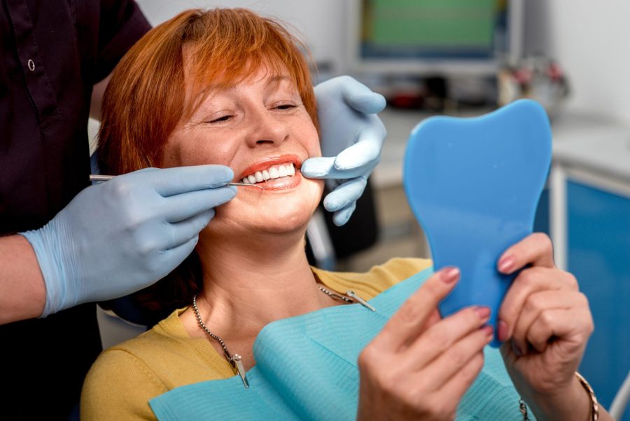 Hướng dẫn chăm sóc và theo dõi sát sao tình trạng của khách hàng sau cấy ghép