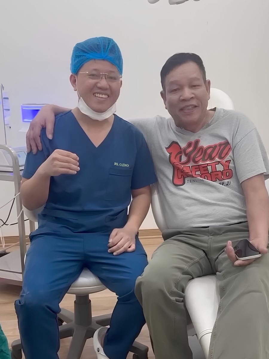 Khách hàng vui vẻ chia sẻ cảm nhận sau khi trồng răng Implant thành công