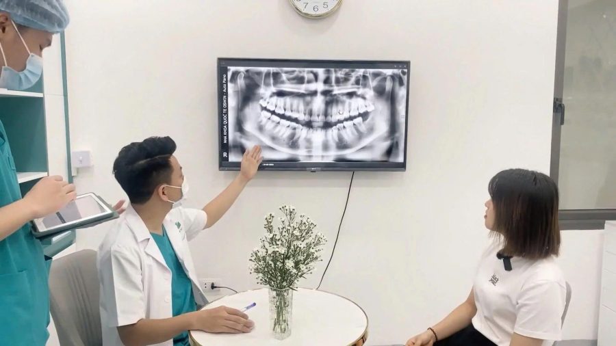 Bác sĩ tư vấn chi tiết phác đồ và lộ trình điều trị Implant cho khách hàng