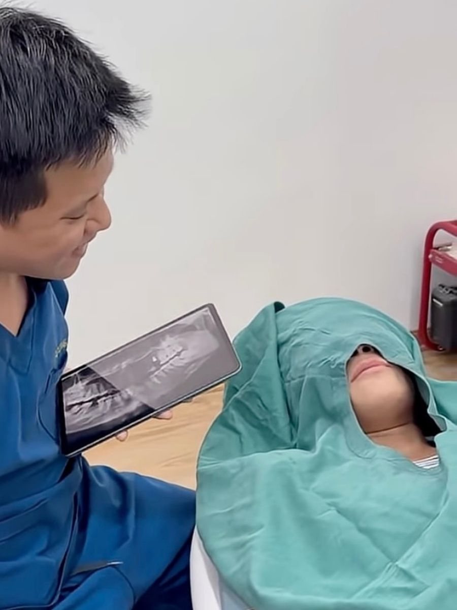 Bác sĩ kiểm tra cấu trúc xương hàm qua phim CT Cone Beam 3D trong quá trình thăm khám Implant