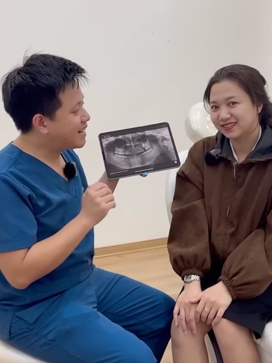 Khách hàng vui vẻ chia sẻ kết quả tích cực sau khi hoàn thiện trồng răng Implant tại My Smile 